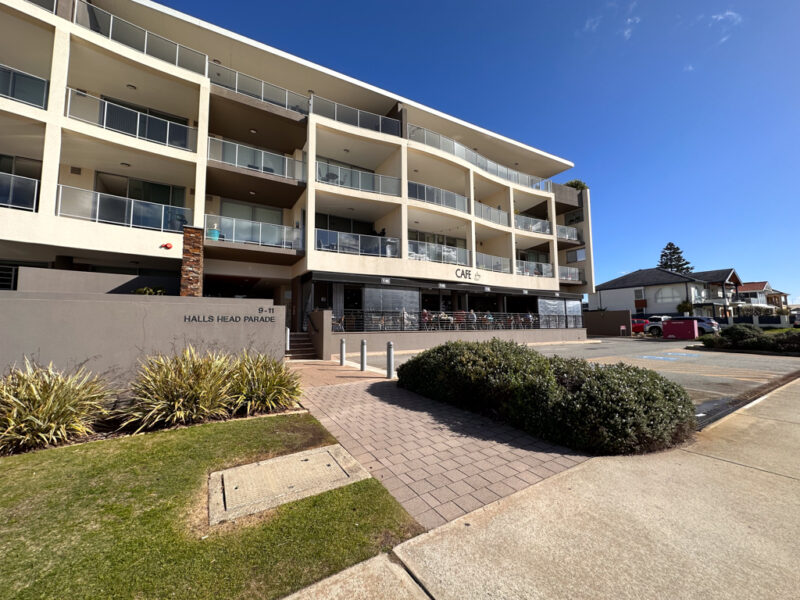 A photo of the exterior of the apartment complex where the Ronald McDonald Family Retreat in Mandurah is located.